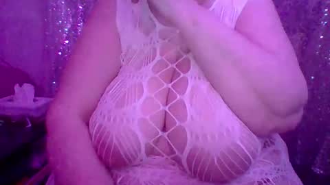 ivyjane3522 online show from May 19, 2026, 2:18 am