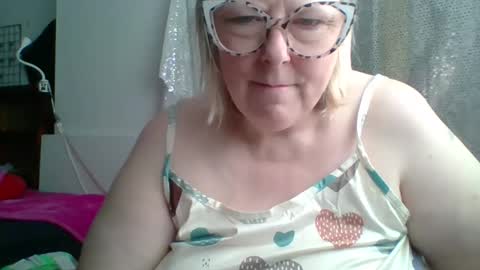 ivyjane3522 online show from May 21, 2026, 2:46 pm