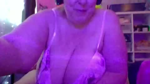 ivyjane3522 online show from June 2, 2026, 11:18 pm