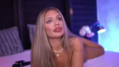 IvyRowa online show from February 28, 2025, 1:37 am