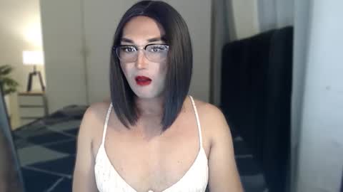 iya_hermosa online show from March 10, 2026, 1:05 pm