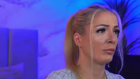 izabelle_02 online show from April 4, 2026, 3:49 am