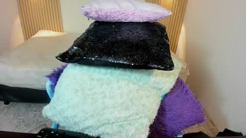 Snapshot of izelevans chatting on February 2, 2026, 12:15 pm izelevans online show from February 2, 2026, 12:15 pm