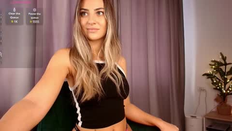 Snapshot of izy_bellee chatting on January 11, 2025, 9:15 am izy bellee online show from January 11, 2025, 9:15 am