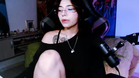 jade 18  online show from November 21, 2025, 5:17 am