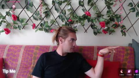 Jack and Emily online show from December 18, 2025, 4:02 pm