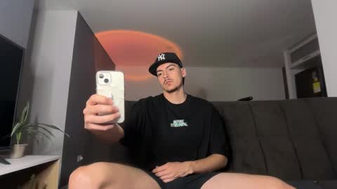 INDEPENDENT MODEL online show from November 24, 2025, 12:54 am