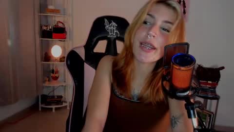 Snapshot of jacky_croft chatting on February 1, 2025, 6:43 am Linda Sofia help me get to 100 thumbs up online show from February 1, 2025, 6:43 am