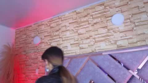 jade white  online show from March 6, 2026, 1:18 pm