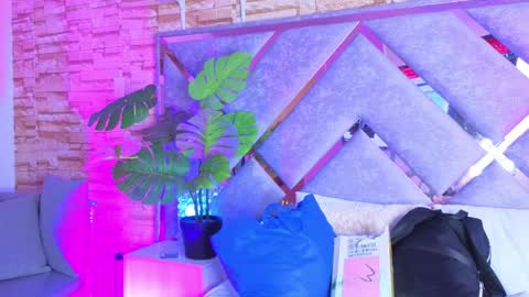 jade white  online show from April 2, 2026, 12:58 pm