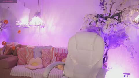 Snapshot of jadesummerr chatting on October 17, 2025, 11:35 am Jade Summer online show from October 17, 2025, 11:35 am