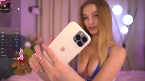 Day Alice Night Stella online show from February 8, 2026, 12:52 pm