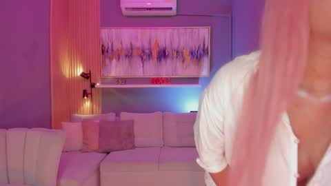 Janinne  online show from April 15, 2026, 11:39 am