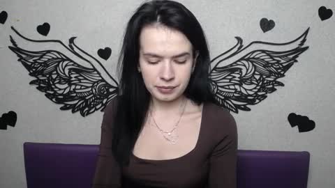 JasmineKouch online show from November 18, 2025, 7:57 am