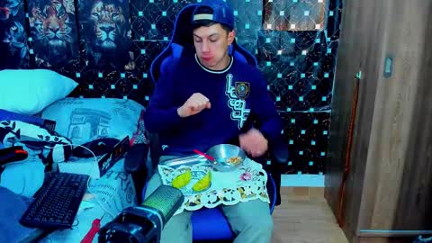 Javier online show from December 15, 2025, 6:12 pm