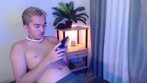 jaysee_hugecox online show from May 5, 2026, 5:15 am