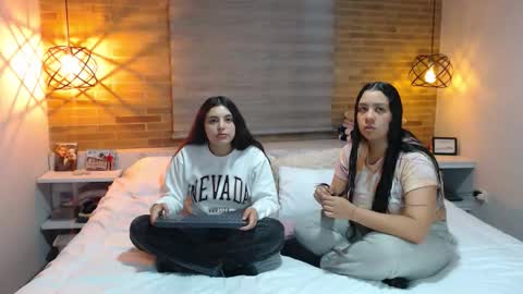 Jazmin and Scarlett online show from November 24, 2025, 10:15 am