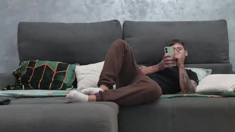 jelonym_asg2123 online show from November 10, 2025, 7:35 pm