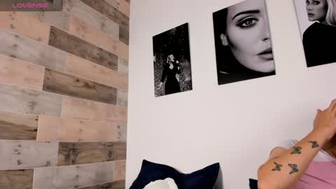 JESSI AND NAOMI online show from December 30, 2024, 1:04 am