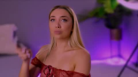 jessiellle online show from October 18, 2025, 7:25 pm