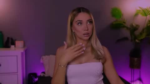 jessiellle online show from November 18, 2025, 12:20 pm