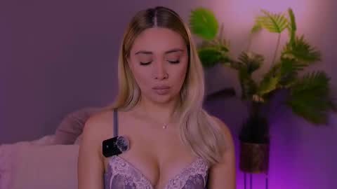 jessiellle online show from November 20, 2025, 8:36 am