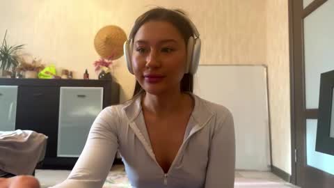 Lynn online show from November 2, 2025, 8:28 am