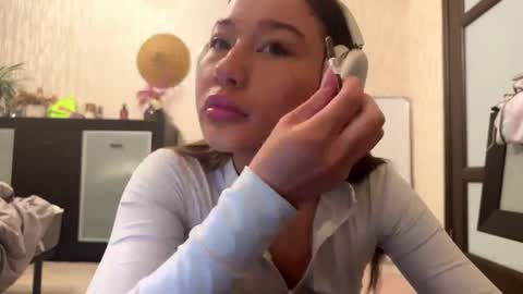 Lynn online show from November 3, 2025, 7:20 am