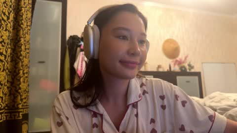 Lynn online show from November 14, 2025, 6:34 am