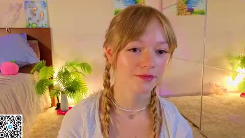 Snapshot of jewellhogan chatting on June 15, 2026, 8:22 pm Gwen online show from June 15, 2026, 8:22 pm