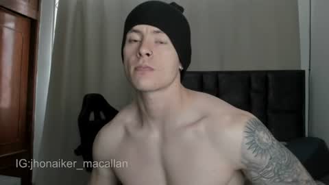 Snapshot of jhonny_macallan chatting on July 1, 2026, 7:35 pm Jhonaiker online show from July 1, 2026, 7:35 pm