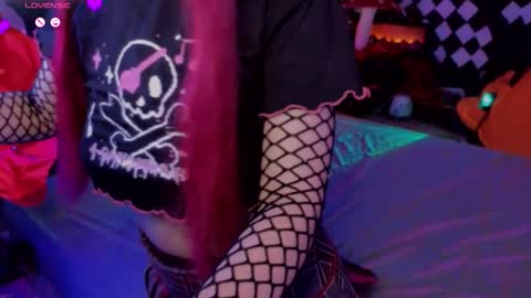    online show from October 25, 2025, 1:02 am