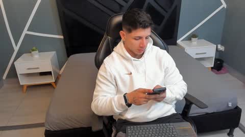 Johan Williams online show from December 24, 2024, 4:11 am