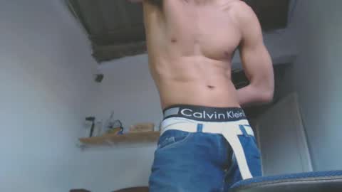 johantorres19 online show from January 10, 2025, 10:15 pm