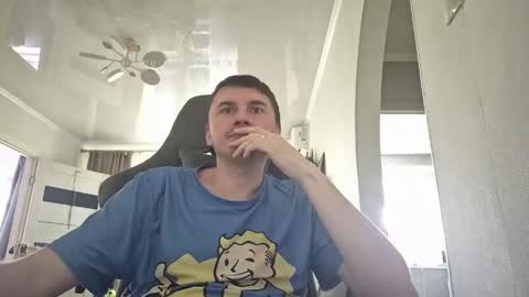 I  U online show from April 29, 2026, 7:45 am