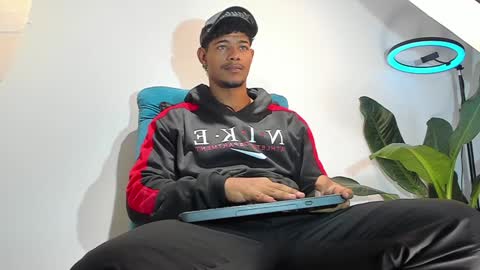 Snapshot of jordanparis chatting on January 11, 2025, 12:33 am JordanParis online show from January 11, 2025, 12:33 am