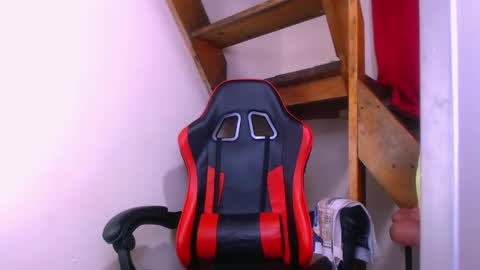 josue_linares online show from April 15, 2026, 9:27 am