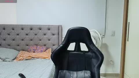 juan_gomez_1 online show from June 22, 2026, 5:04 am