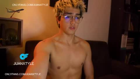 Snapshot of juancamroom chatting on May 13, 2026, 11:33 pm . online show from May 13, 2026, 11:33 pm