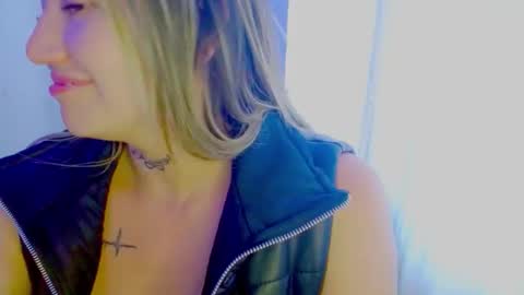  Juliana Torres  online show from October 21, 2025, 8:31 pm