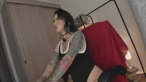 Juli Modelo Independiente online show from June 17, 2026, 4:52 pm