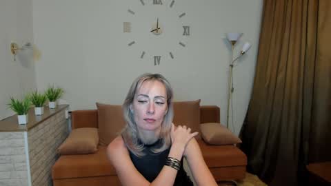 julia__cherry_ online show from January 16, 2025, 1:58 pm