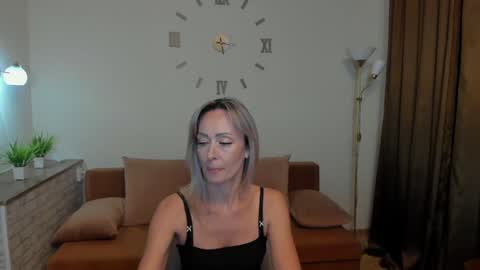 julia__cherry_ online show from February 5, 2025, 3:31 pm