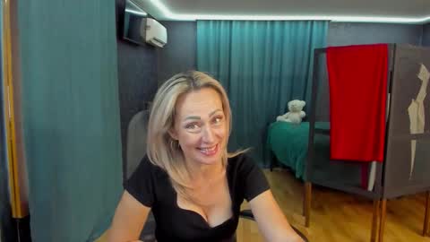 julia__cherry_ online show from September 21, 2025, 2:19 pm