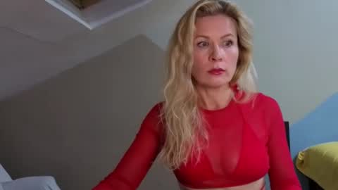 julia_giulia online show from October 25, 2025, 4:57 pm