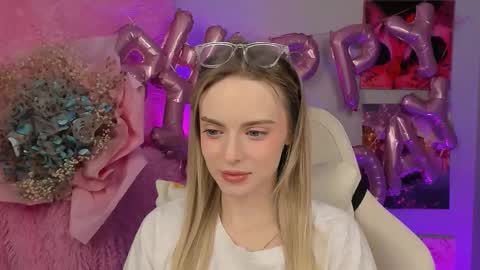 Julia online show from September 18, 2025, 2:19 pm