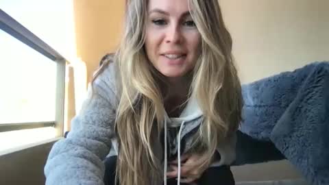 Snapshot of julialemilf chatting on April 18, 2026, 8:18 am julialemilf online show from April 18, 2026, 8:18 am