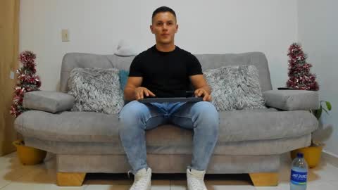 julian_wallace online show from December 19, 2024, 2:23 am