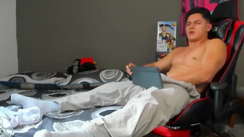 julian_wallace1 online show from May 21, 2026, 5:09 pm