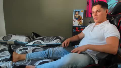 julian_wallace1 online show from May 22, 2026, 8:36 pm